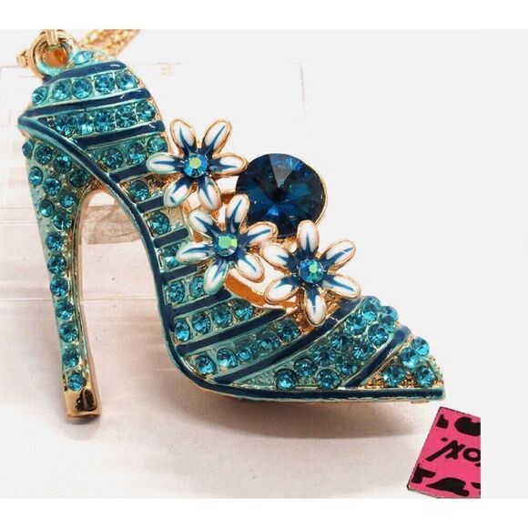 🩵 Betsey Johnson stunning crystal embellished high heel pendant necklace… - Picture 3 of 5